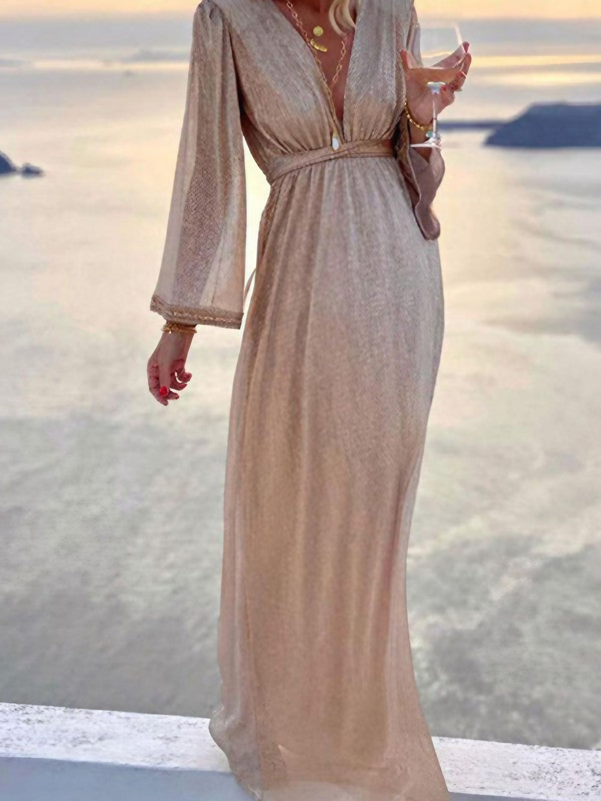 Robe de soirée longue crème en tissu brillant, manches longues