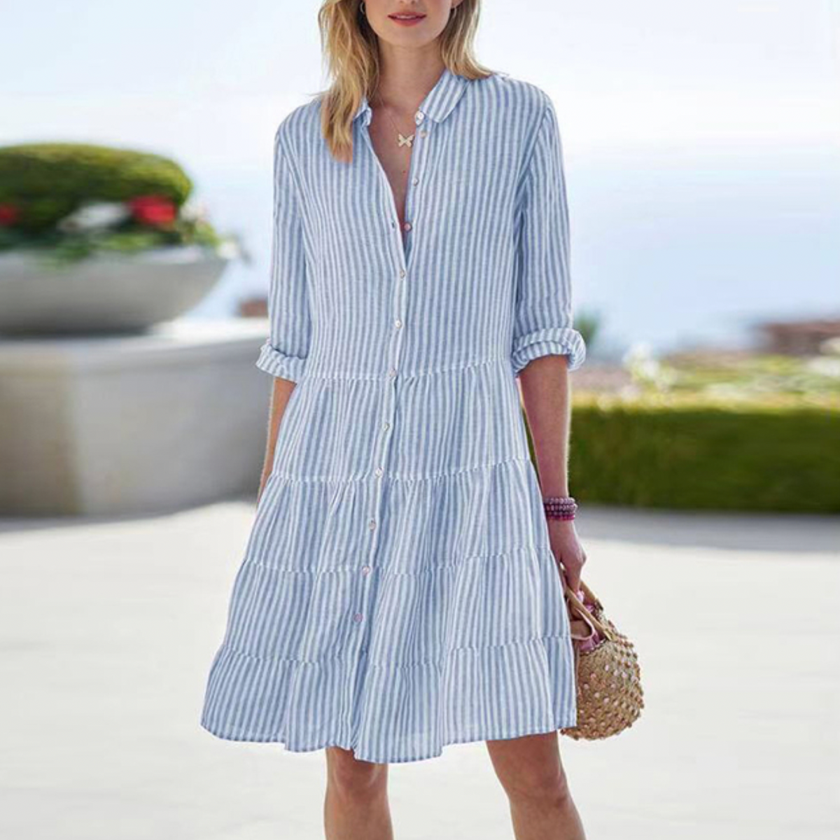 Robe midi fleurie à manches papillon, col V, taille cintrée, bleu