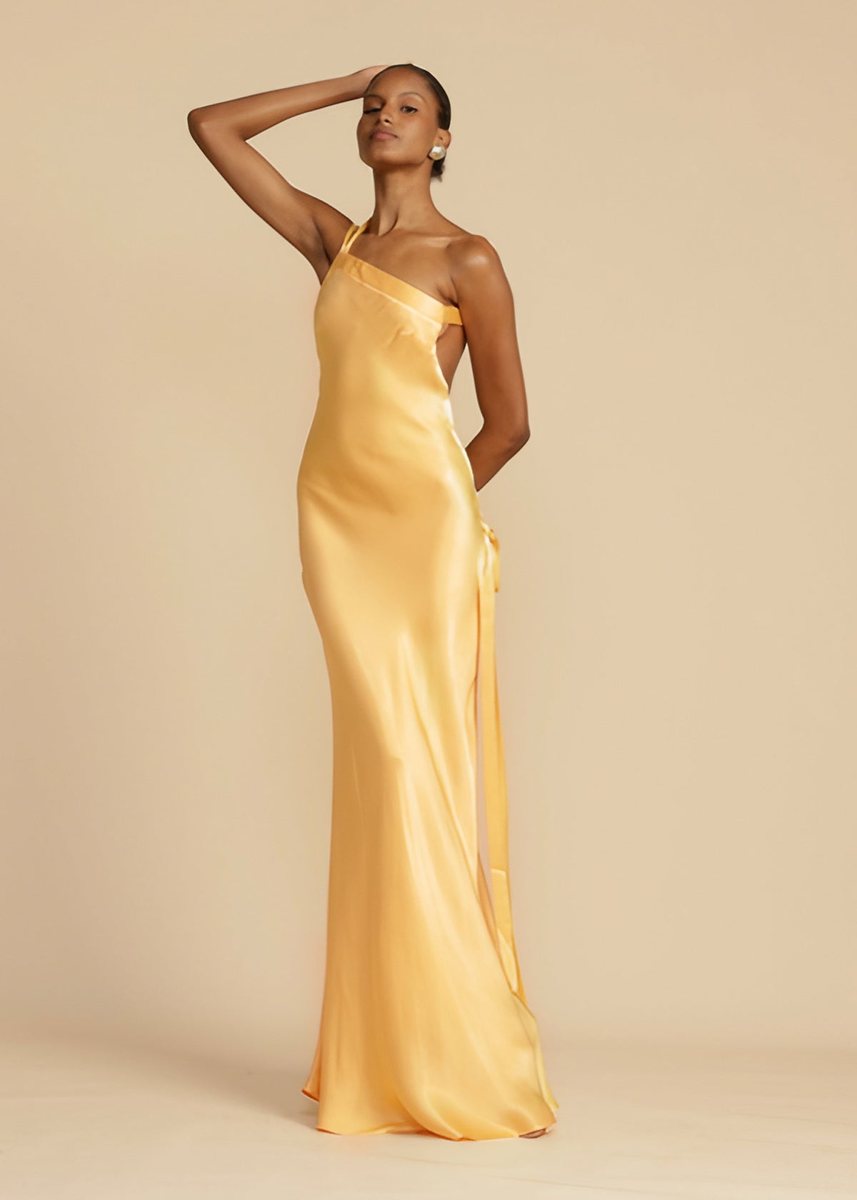 Robe longue asymétrique une épaule, dos ouvert, ceinture