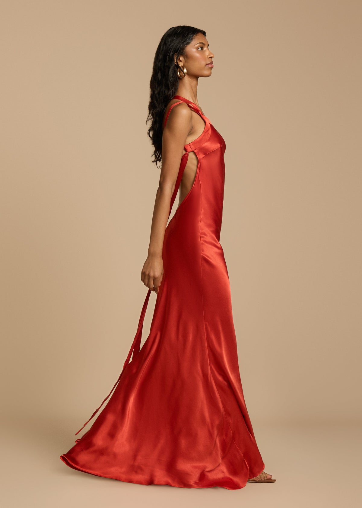 Robe longue asymétrique une épaule, dos ouvert, ceinture