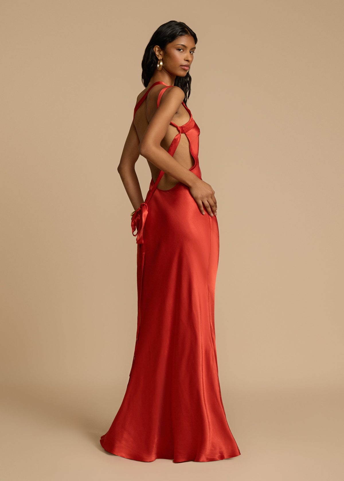 Robe longue asymétrique une épaule, dos ouvert, ceinture