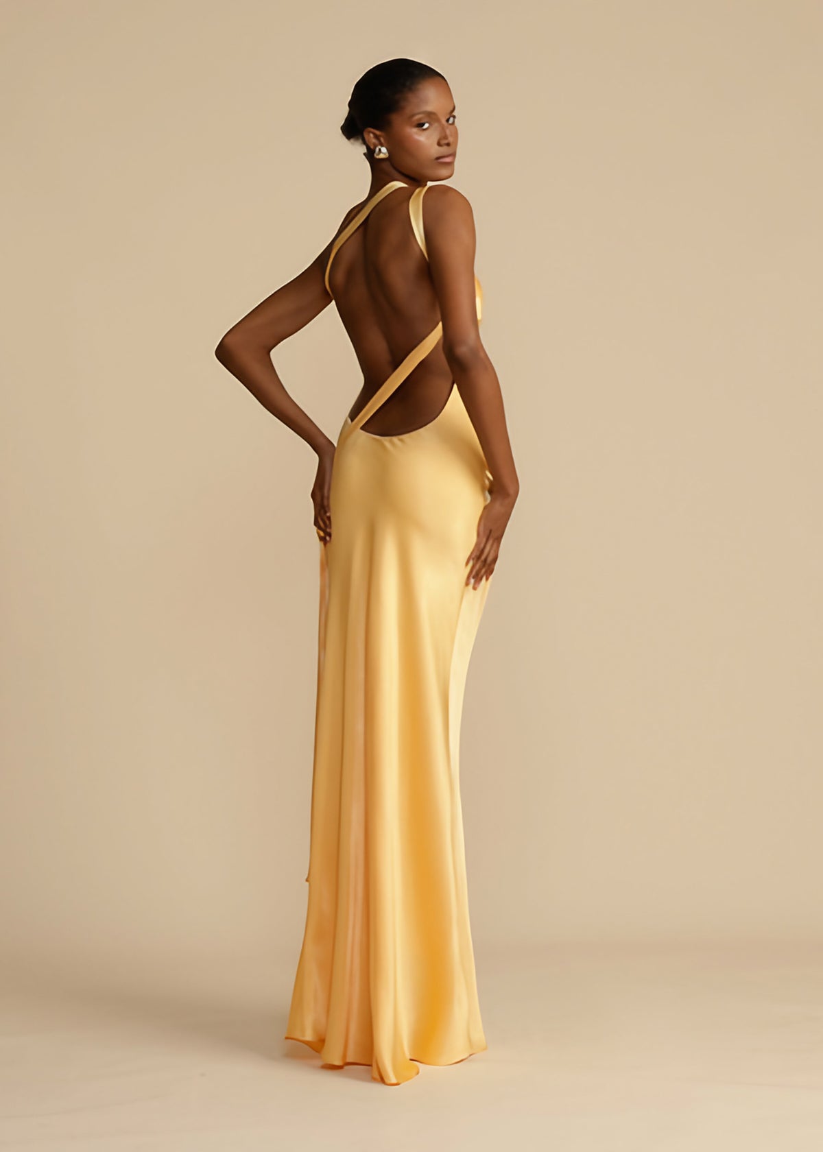 Robe longue asymétrique une épaule, dos ouvert, ceinture, jaune