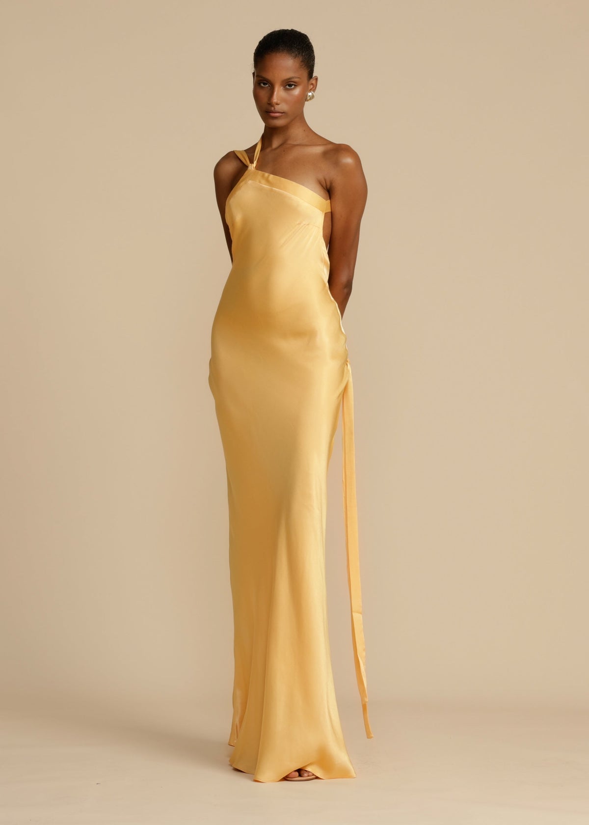 Robe longue asymétrique une épaule, dos ouvert, ceinture