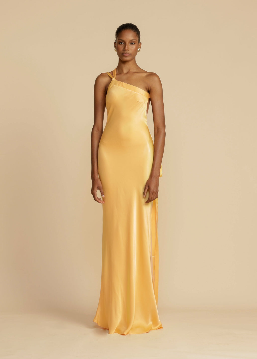 Robe longue asymétrique une épaule, dos ouvert, ceinture