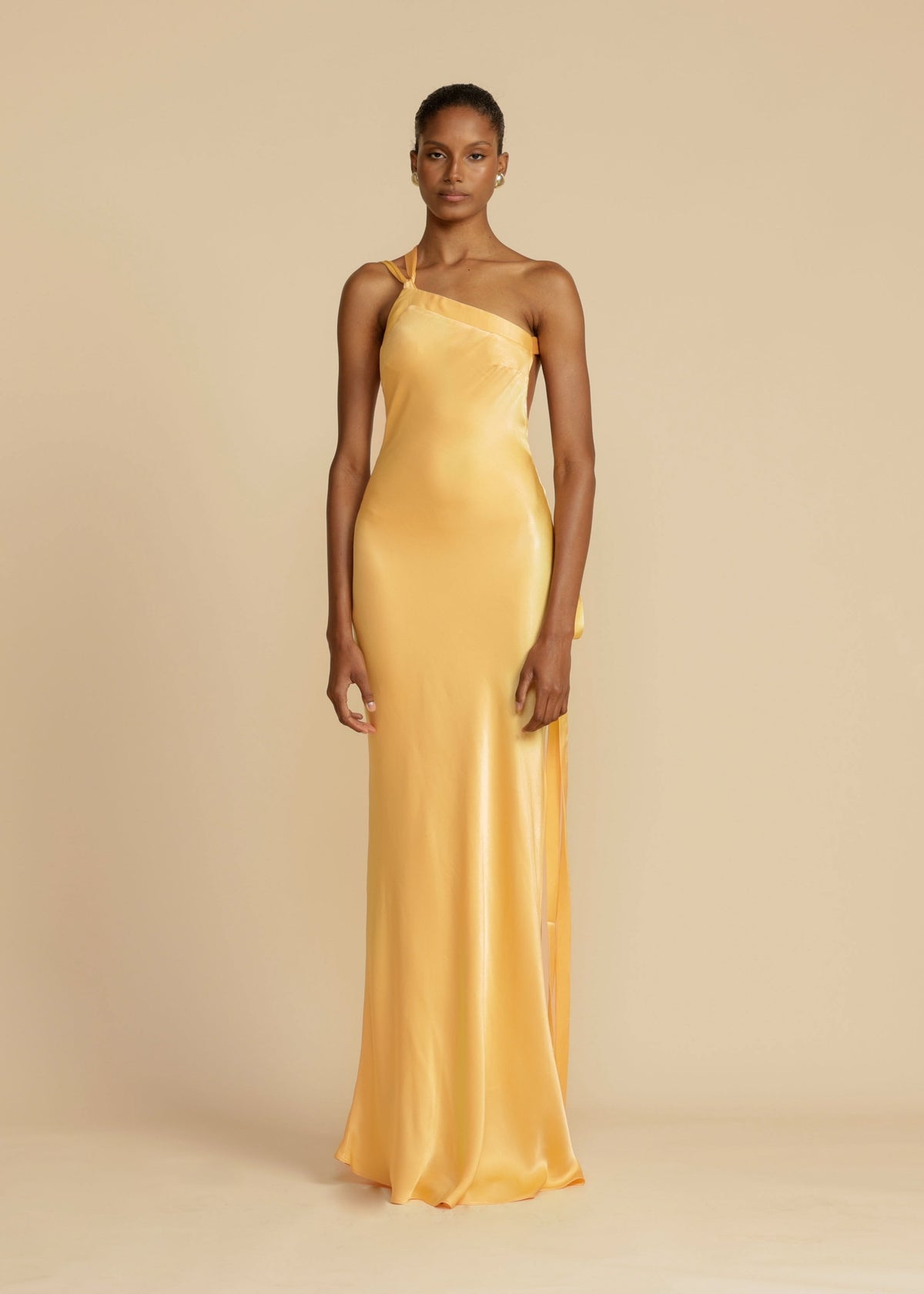 Robe longue asymétrique une épaule, dos ouvert, ceinture