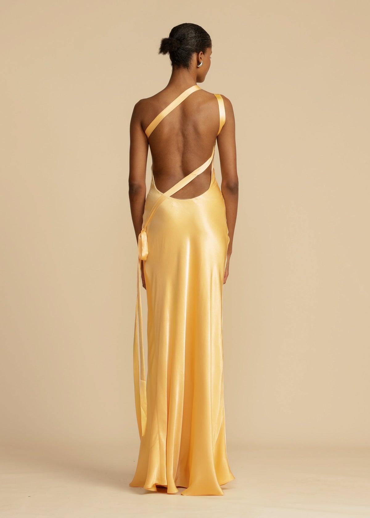 Robe longue asymétrique une épaule, dos ouvert, ceinture
