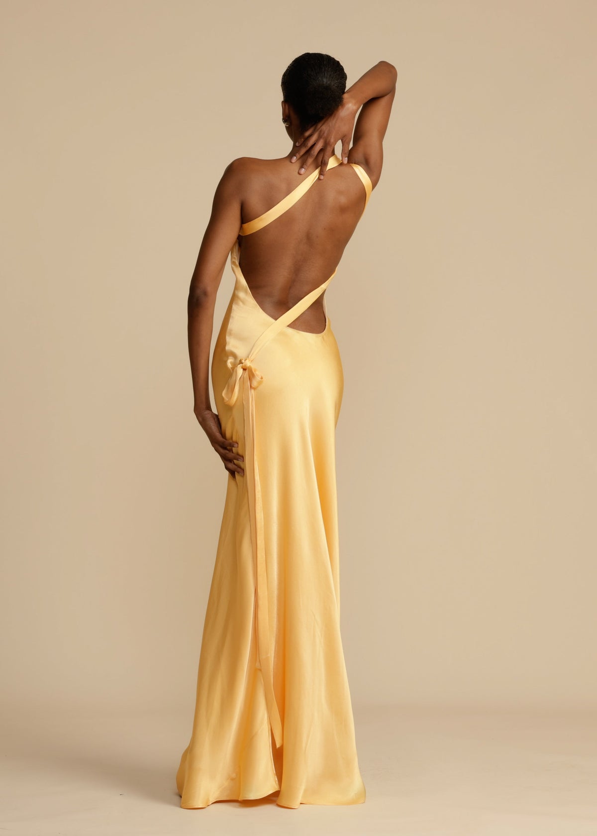 Robe longue asymétrique une épaule, dos ouvert, ceinture