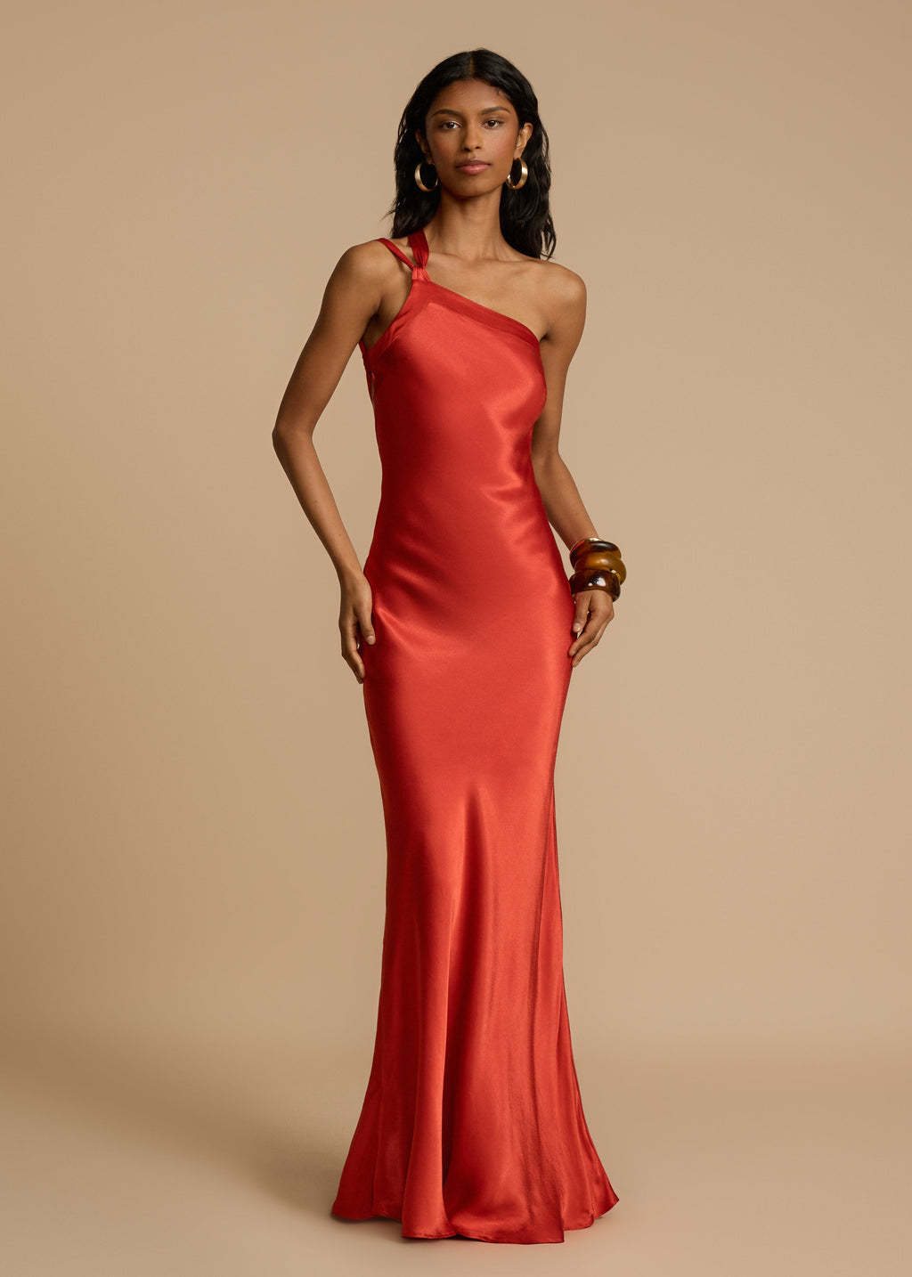 Robe longue asymétrique une épaule, dos ouvert, ceinture