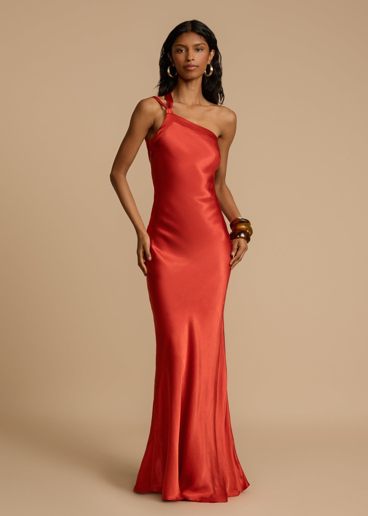 Robe longue asymétrique une épaule, dos ouvert, ceinture