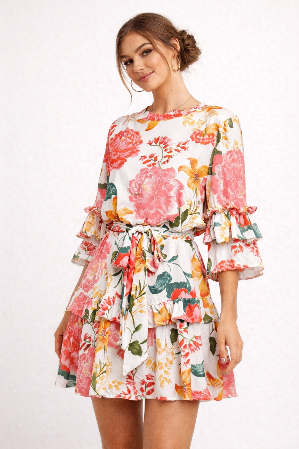 Robe courte fleurie femme à volants, lien noué à la taille
