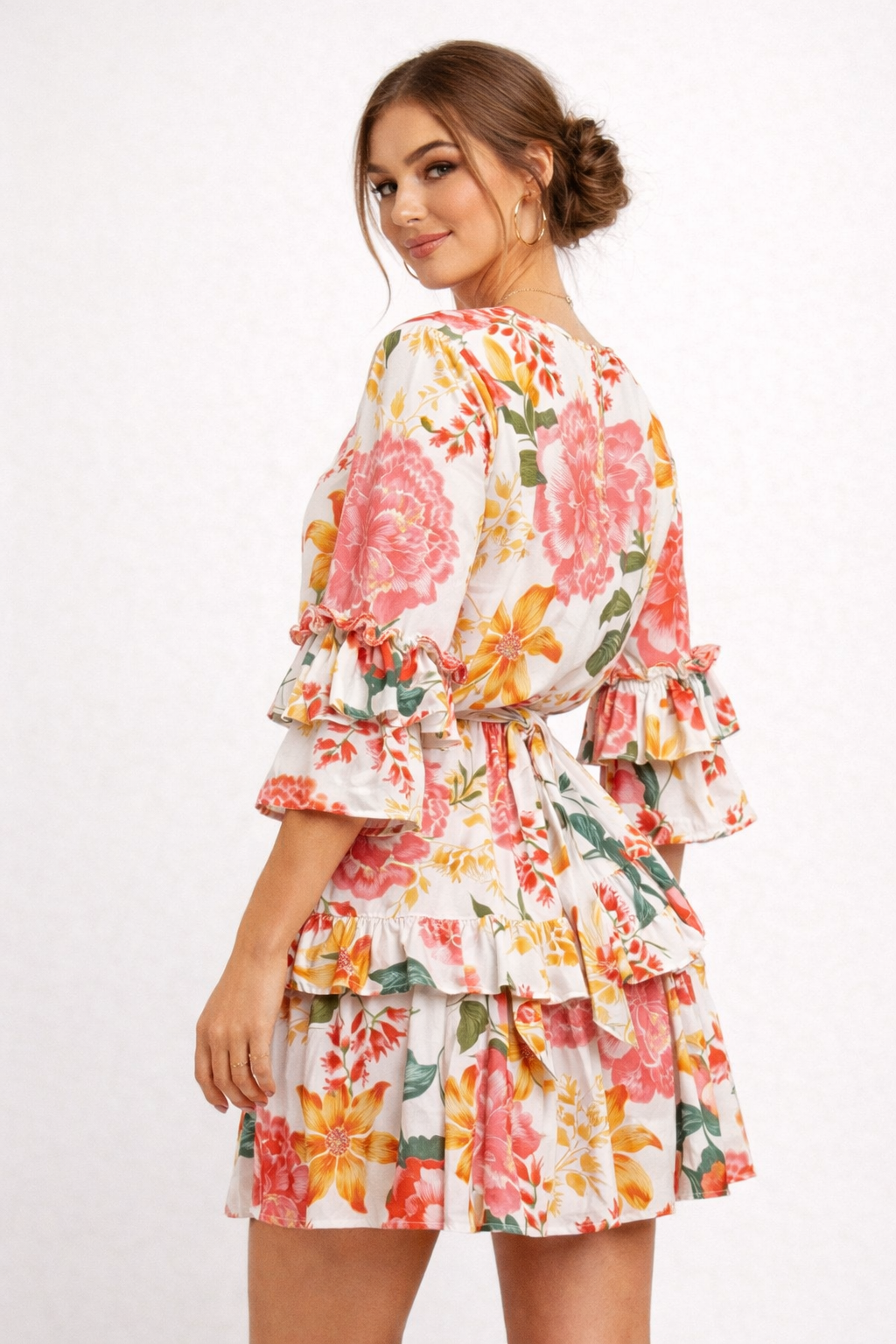 Robe courte fleurie femme à volants, lien noué à la taille