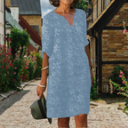 Robe droite col V à fleurs en relief, manches mi-longues, bleu clair