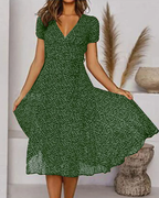 Robe longue en mousseline fleurie, col V, coupe ample et fluide, vert