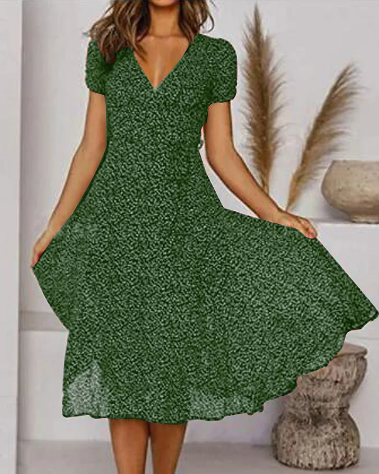 Robe longue en mousseline fleurie, col V, coupe ample et fluide, vert