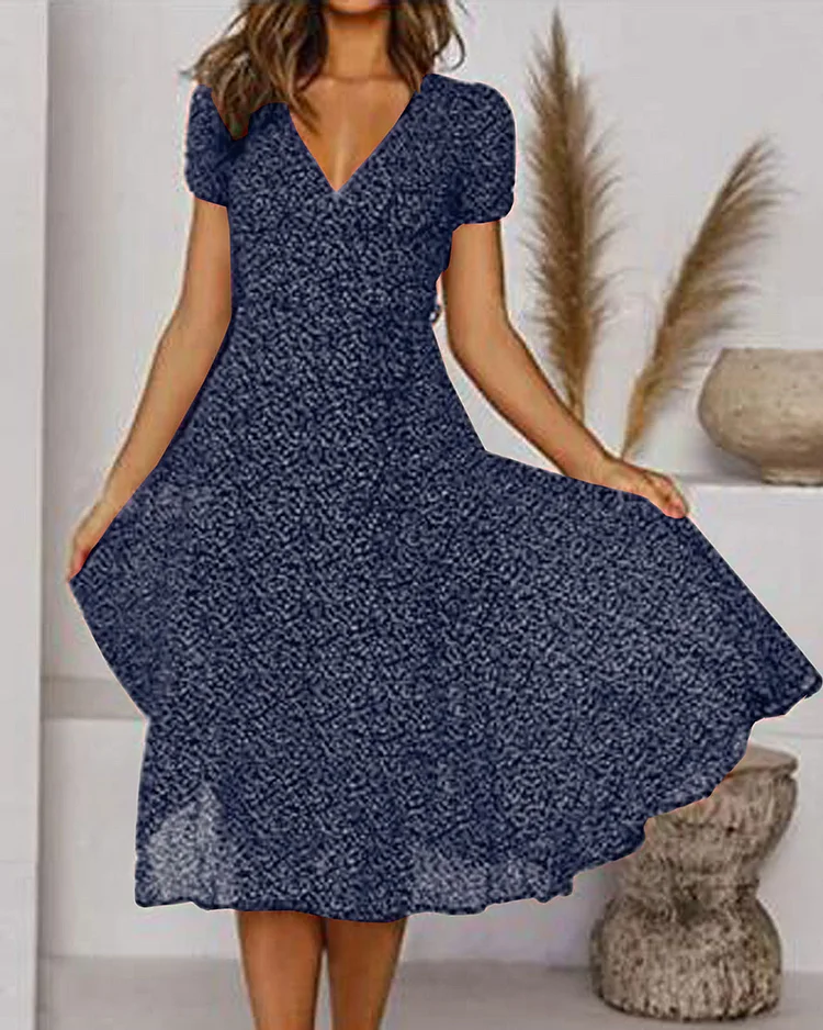 Robe longue en mousseline fleurie, col V, coupe ample et fluide, bleu marine