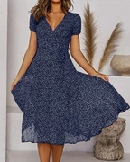 Robe longue en mousseline fleurie, col V, coupe ample et fluide, bleu marine