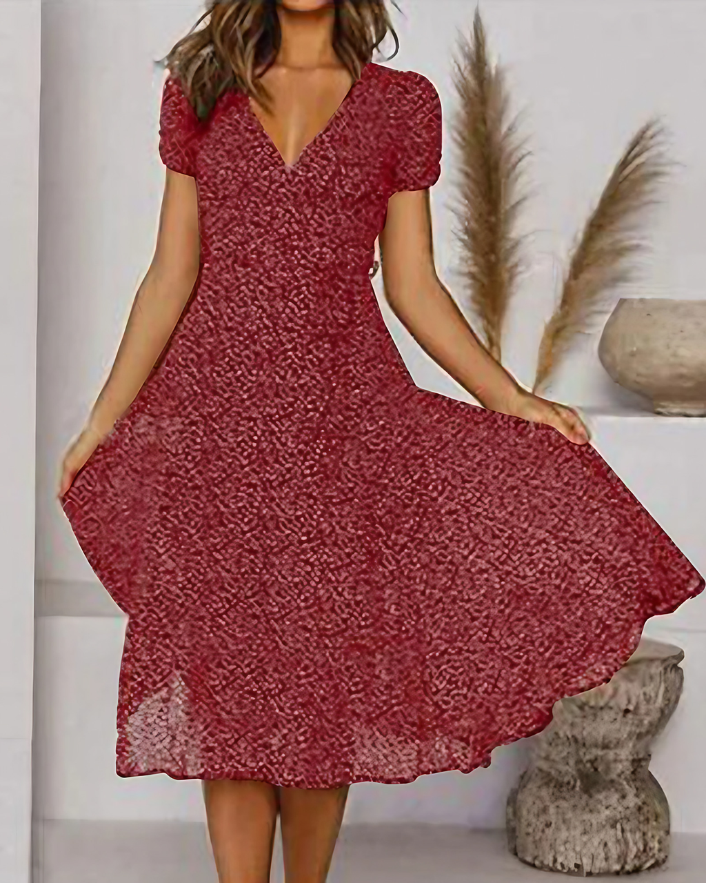 Robe longue en mousseline fleurie, col V, coupe ample et fluide, rouge vin