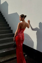 Robe longue à paillettes rouge, dos nu, coupe ajustée