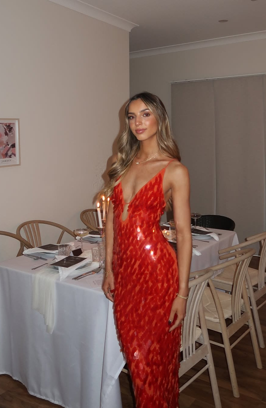 Robe longue à paillettes rouge, dos nu, coupe ajustée