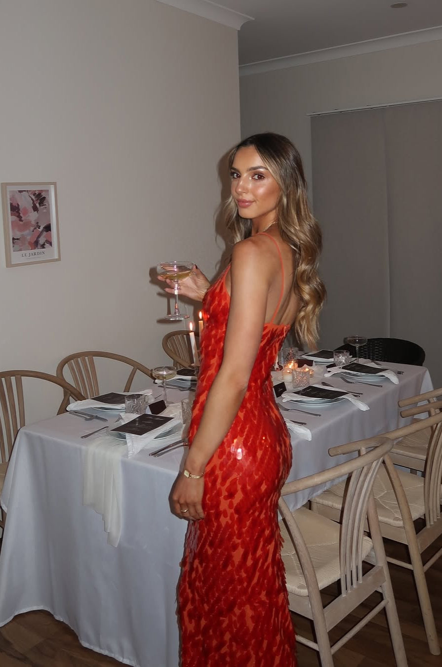 Robe longue à paillettes rouge, dos nu, coupe ajustée