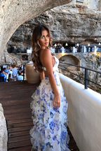 Robe longue fleurie bleue à bretelles, volants et dos nu