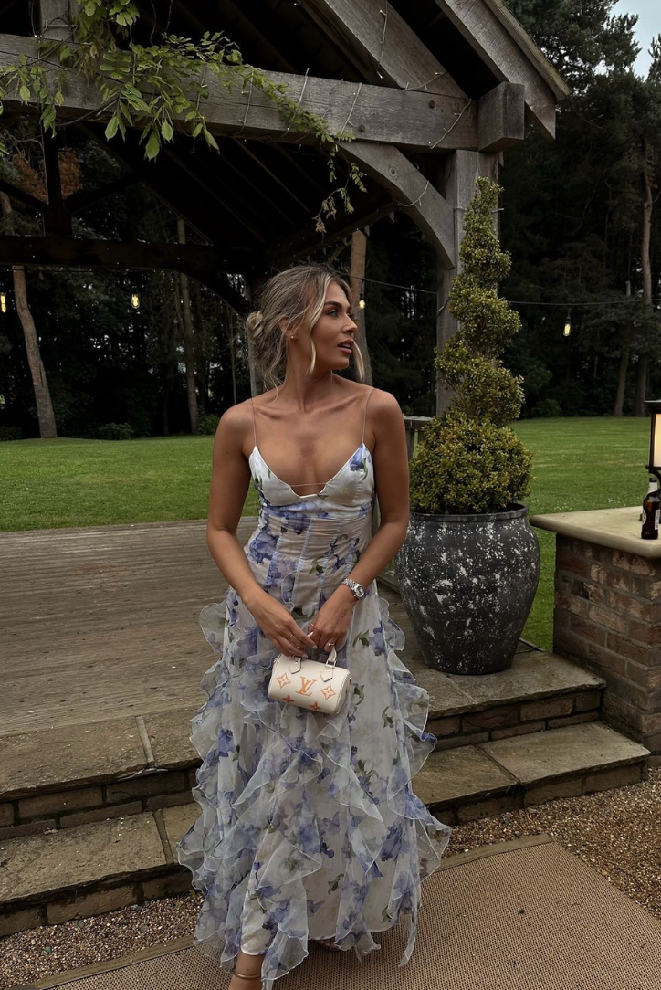 Robe longue fleurie bleue à bretelles, volants et dos nu