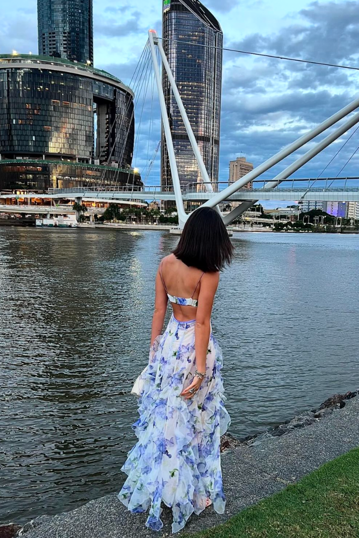 Robe longue fleurie bleue à bretelles, volants et dos nu