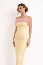 Robe longue jaune à bustier orné de plumes, coupe ajustée