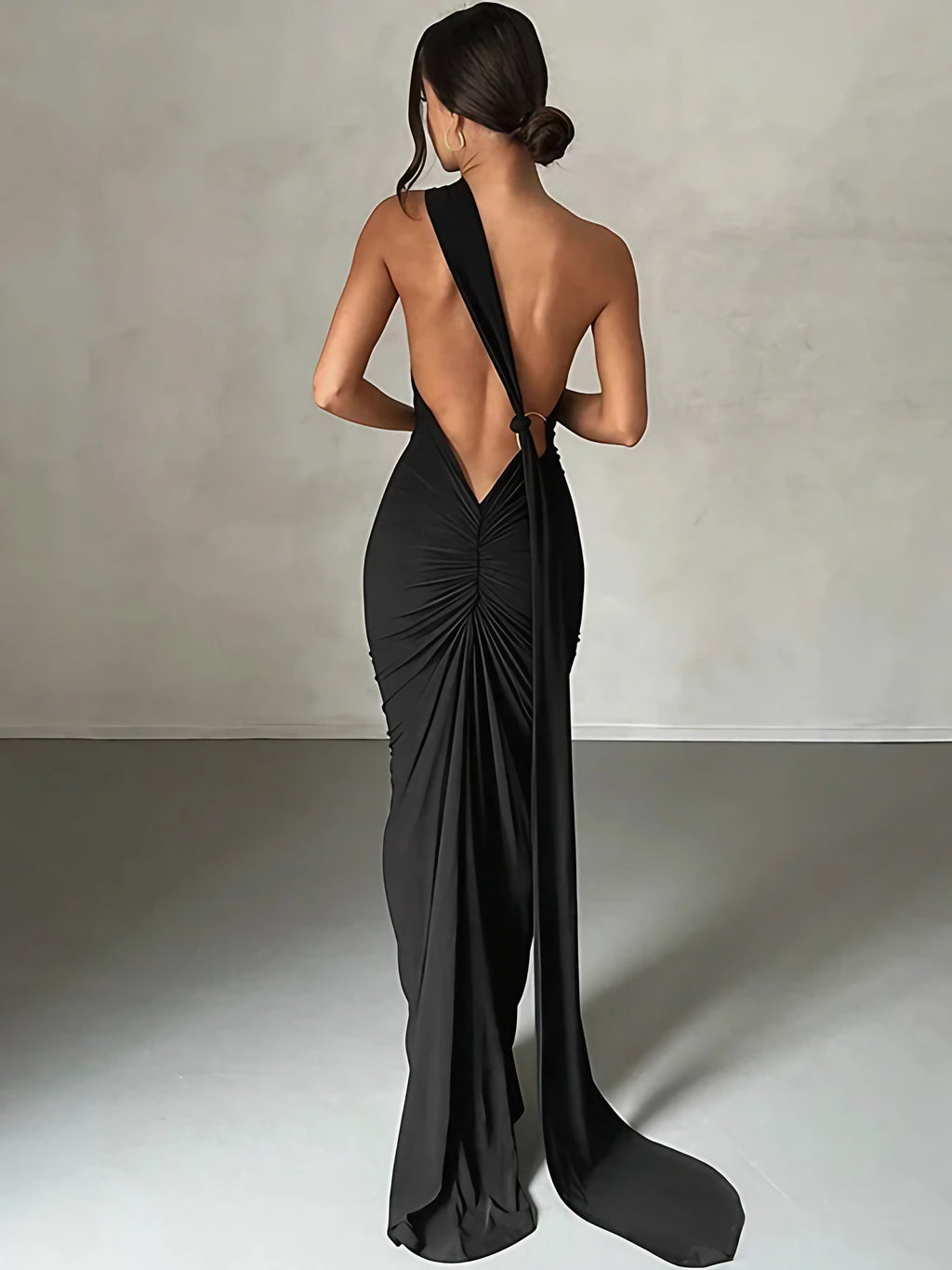 Robe longue asymétrique une épaule, coupe moulante, noir