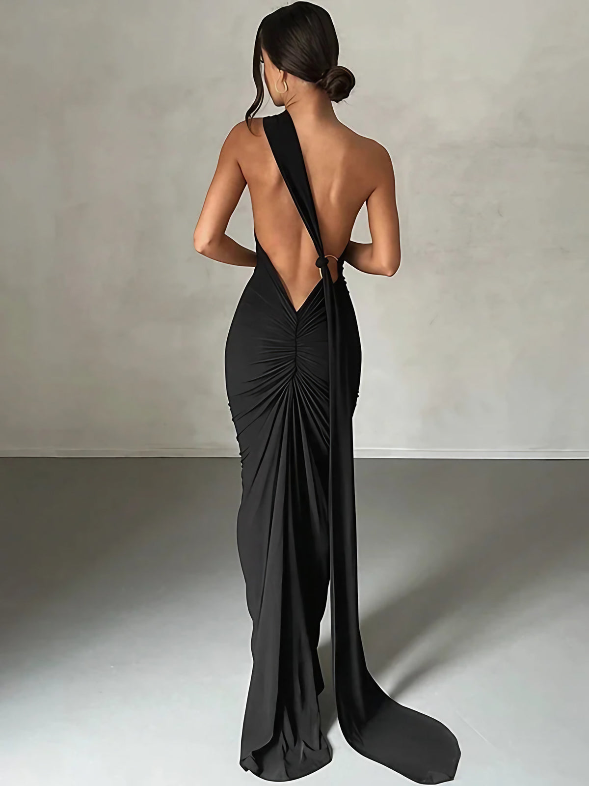 Robe longue asymétrique une épaule, coupe moulante, noir