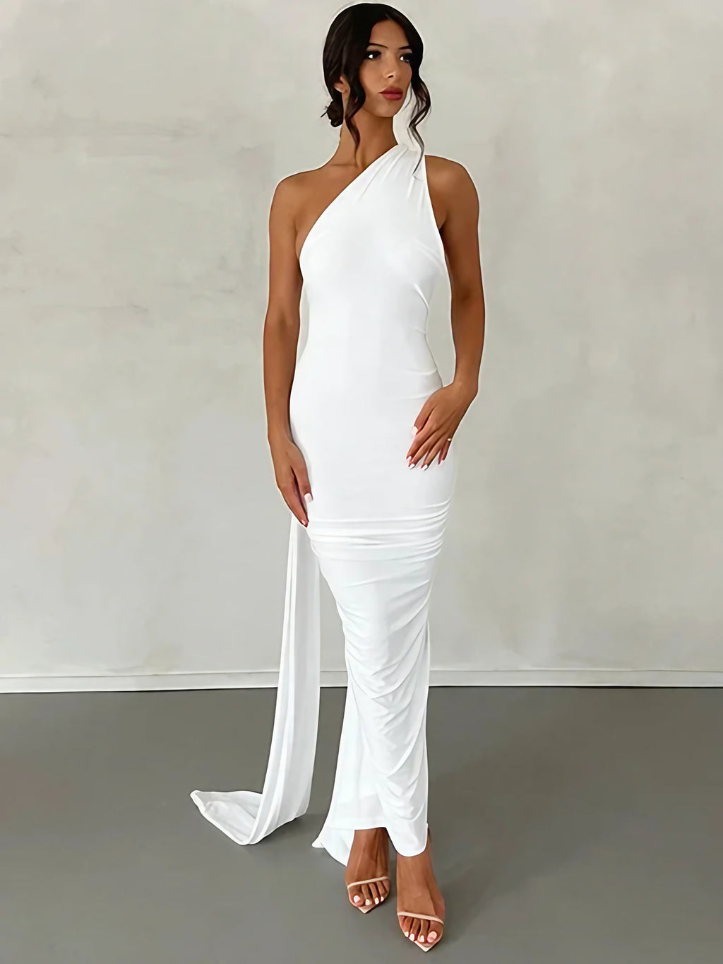 Robe longue asymétrique une épaule, coupe moulante, blanc