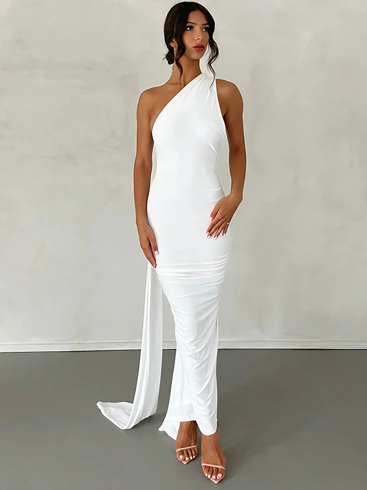 Robe longue asymétrique une épaule, coupe moulante, blanc