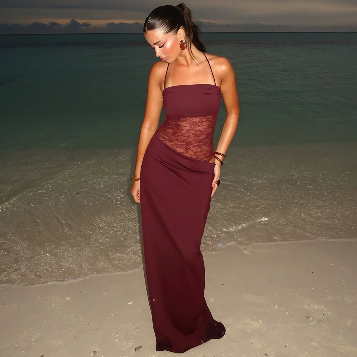 Robe longue en dentelle à fines bretelles et dos nu