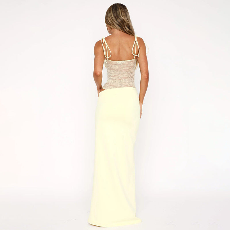 Robe longue en dentelle à fines bretelles et dos nu