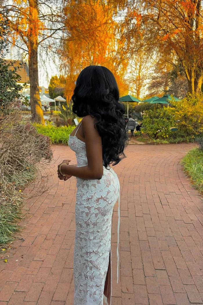 Robe longue en dentelle fleurie blanche, fines bretelles