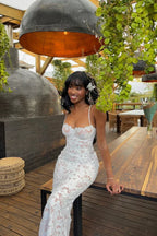 Robe longue en dentelle fleurie blanche, fines bretelles