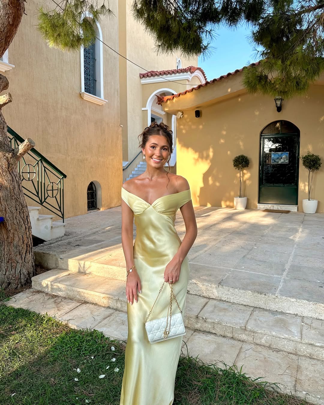Robe longue satinée sans bretelles, couleur champagne