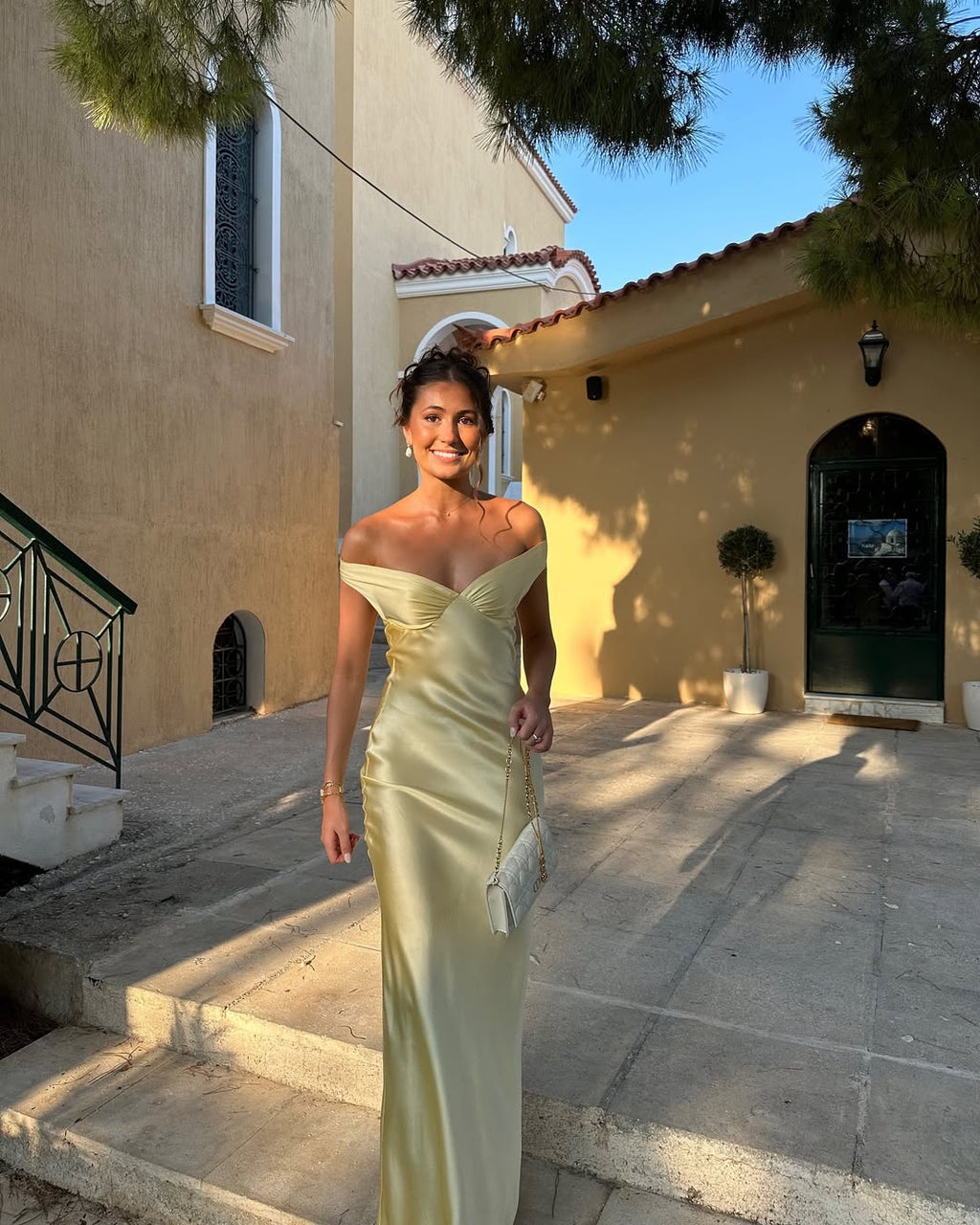 Robe longue satinée sans bretelles, couleur champagne