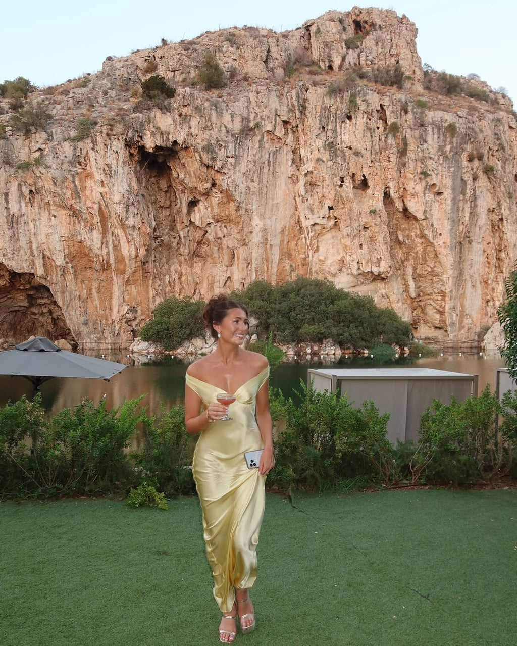 Robe longue satinée sans bretelles, couleur champagne