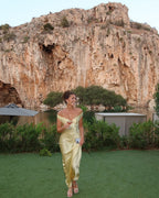 Robe longue satinée sans bretelles, couleur champagne