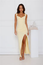 Robe longue fendue dos nu, col bénitier, coupe ajustée
