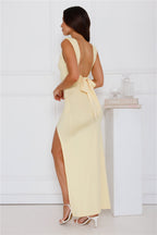 Robe longue fendue dos nu, col bénitier, coupe ajustée