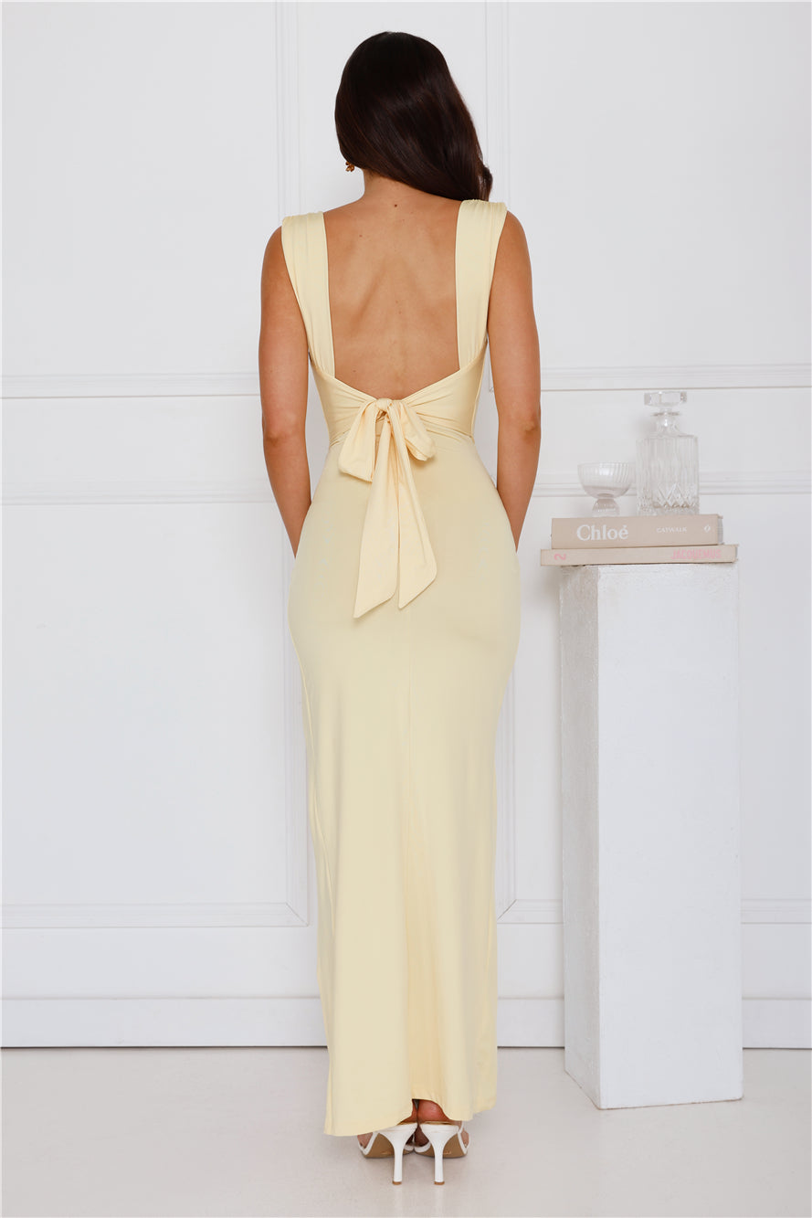 Robe longue fendue dos nu, col bénitier, coupe ajustée