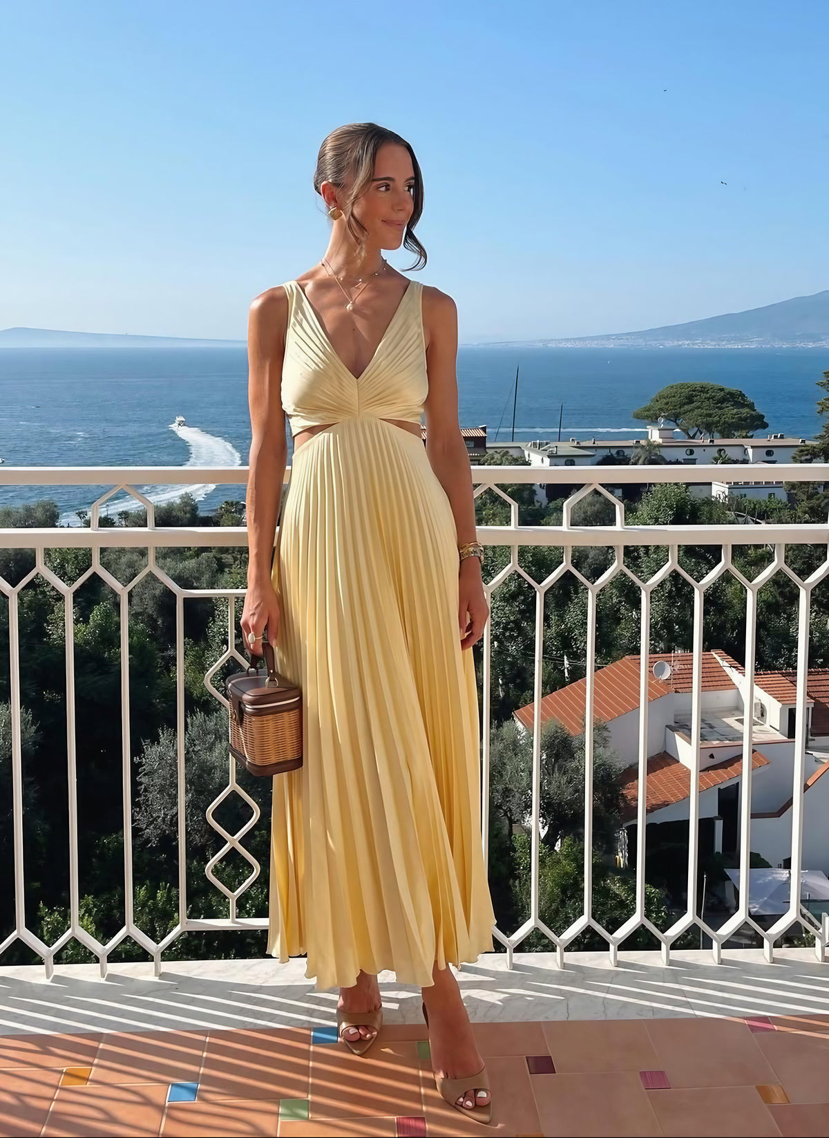 Robe longue évasée jaune, col V, dos nu et jupe plissée
