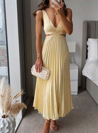Robe longue évasée jaune, col V, dos nu et jupe plissée