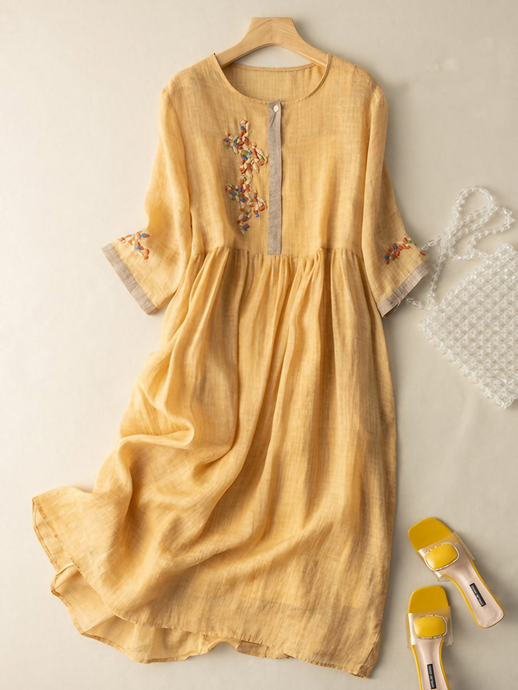 Robe longue brodée ethnique, col rond et manches mi-longues, jaune