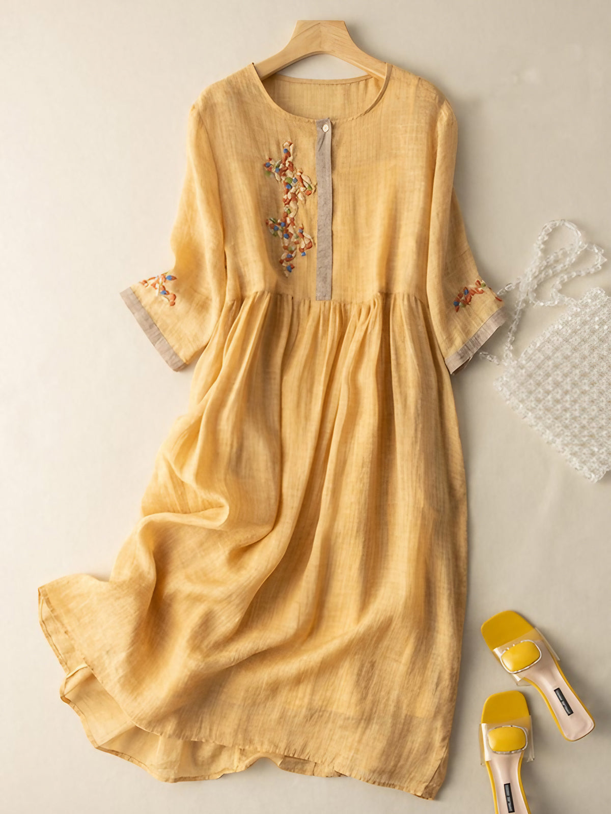 Robe longue brodée ethnique, col rond et manches mi-longues, jaune
