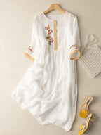 Robe longue brodée ethnique, col rond et manches mi-longues, blanc