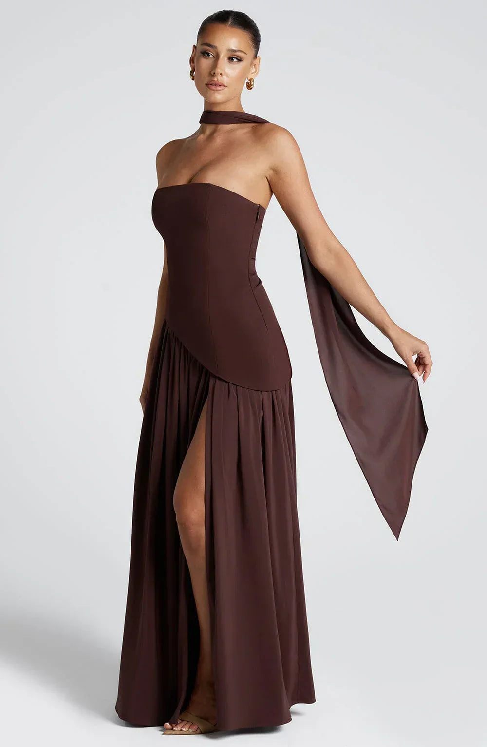 Robe de soirée longue fendue à bustier, foulard assorti, marron
