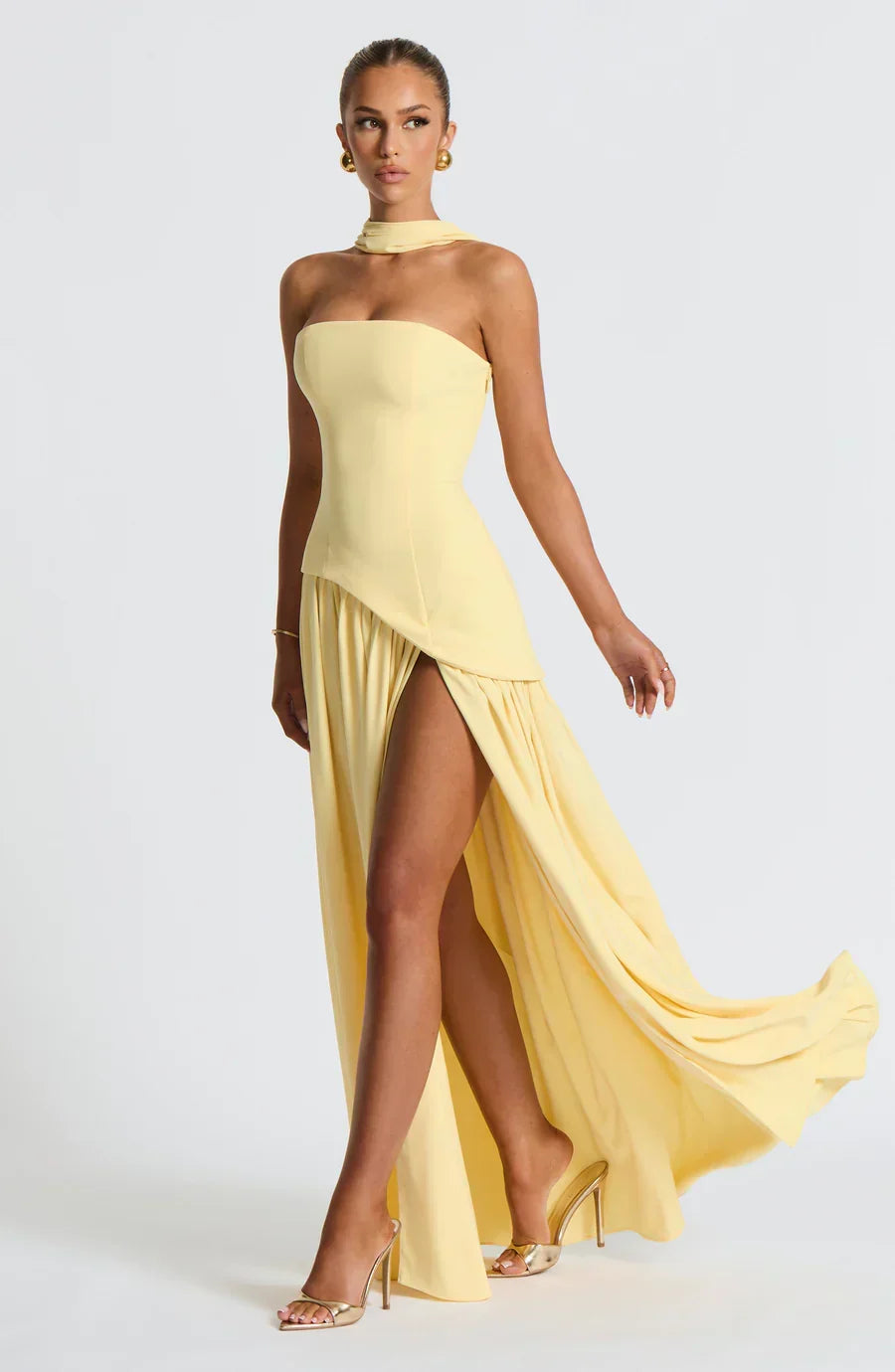Robe de soirée longue fendue à bustier, foulard assorti, jaune